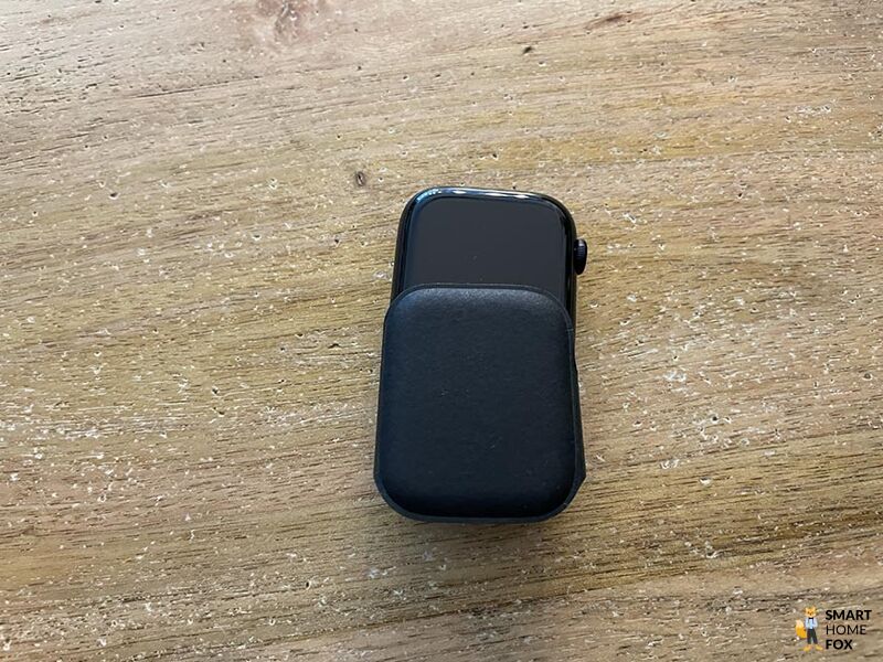 Часы Apple Watch Series 7 в футляре.